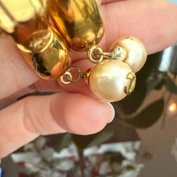 LOT 1734 24K gold plated CHANEL vintage hoop pearl CC clip on earrings - Picture 7 of 13